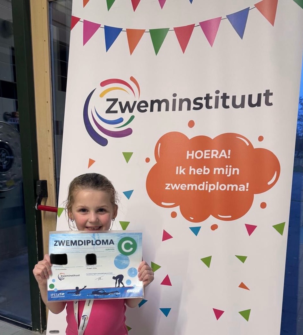 This little 5-year-old earned her swimming diploma C tonight! Great job, girl! 👏🏻👊🏻💋♥️#Demi #proudgrandma❤️ #yourock