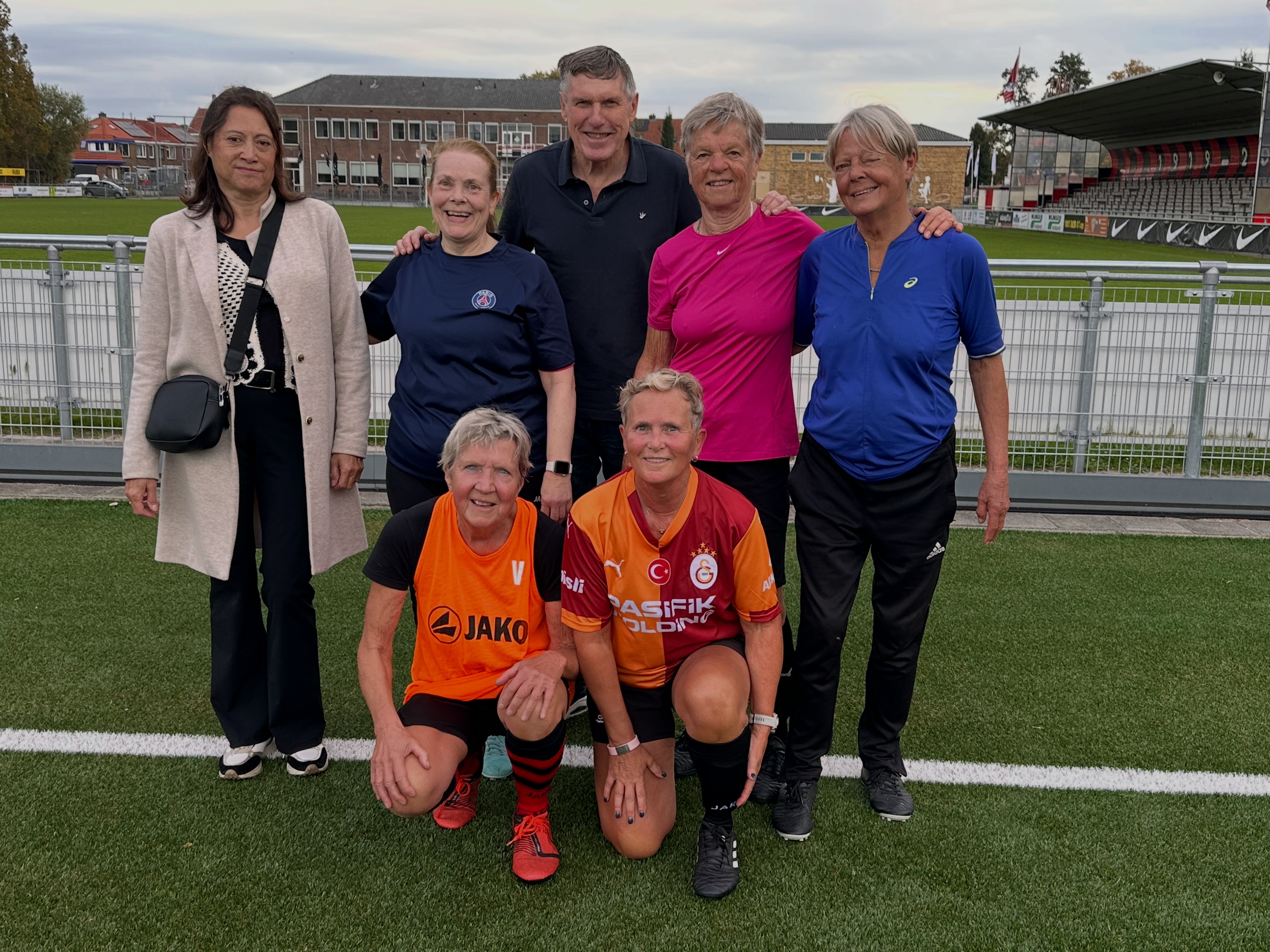 Klein maar fijn!

Vanmorgen stonden we met een klein clubje voetbaldames op het veld. De rest had andere prioriteiten of lag helaas in de lappenmand. 🤒

Maar hé, wij laten ons niet gek maken! 💪 Met een kleine groep kun je ook gewoon lekker knallen. Er werd hard gewerkt, gelachen en fanatiek getraind. ⚽️🔥

Weinig dames, maar zeker niet minder inzet! We hebben het toch maar weer mooi gefikst! 🤣

Volgende keer hopelijk weer een compleet elftal… of nog beter, een volle selectie! 👍🏻⚽️

#Voetbaldames #OVVO #Teamspirit #Training #Gezellig